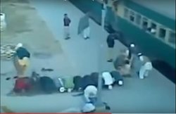 VIDEO: स्टेशन पर जैसे ही नमाजियों ने झुकाया सर, अचानक घटा कुछ ऐसा कि भागना पढ़ा सबको