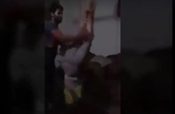 बच्ची को उल्टा लटकाकर दरिंदगी कर रहे लोगों का वीडियो वायरल, भड़के लोग बोले- इनको जिंदा जला दो