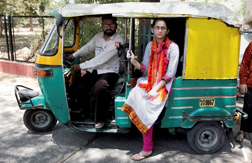 पिता फारुखभाई के साथ फरहाना (फोटो सोर्स पीटीआई)