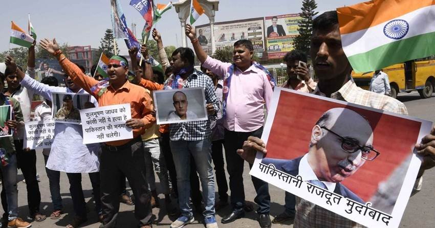 जाधव को फांसी की सजा सुनाए जाने से आगबबूला हुए भारतीय (IANS) जाधव को फांसी की सजा सुनाए जाने से आगबबूला हुए भारतीय (IANS)