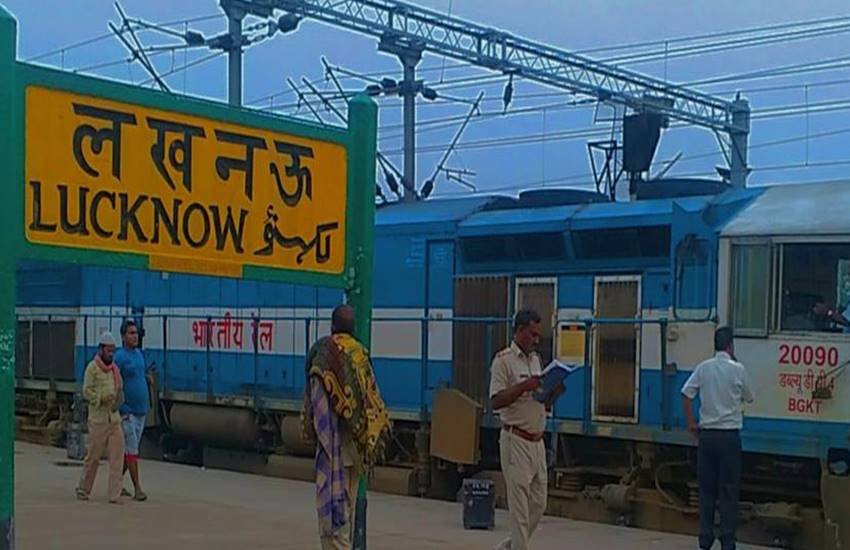 उत्तर प्रदेश की राजधानी लखनऊ स्थित चारबाग रेलवे स्टेशन को बुधवार को बम से उड़ाने की धमकी भरा फोन आया। जिसके बाद रेलवे अधिकारियों में हड़कम्प मच गया। उत्तर प्रदेश की राजधानी लखनऊ स्थित चारबाग रेलवे स्टेशन को बुधवार को बम से उड़ाने की धमकी भरा फोन आया। जिसके बाद रेलवे अधिकारियों में हड़कम्प मच गया।