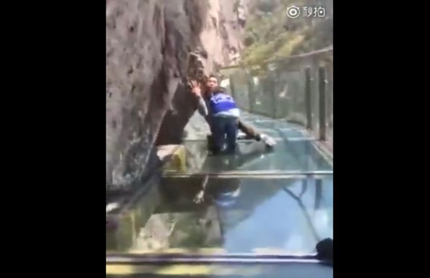 पिता को खींच ले गया बहादुर बेटा। (Photo Source: Videograb)