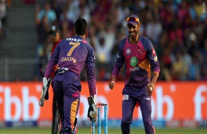 ms dhoni, dhoni run out attempt, ipl, IPL 10, ms dhoni ipl, indian premier league, pune, gujarat lions, rising pune supergiant, dhoni RPS, dhoni stumps, dhoni news, cricket news