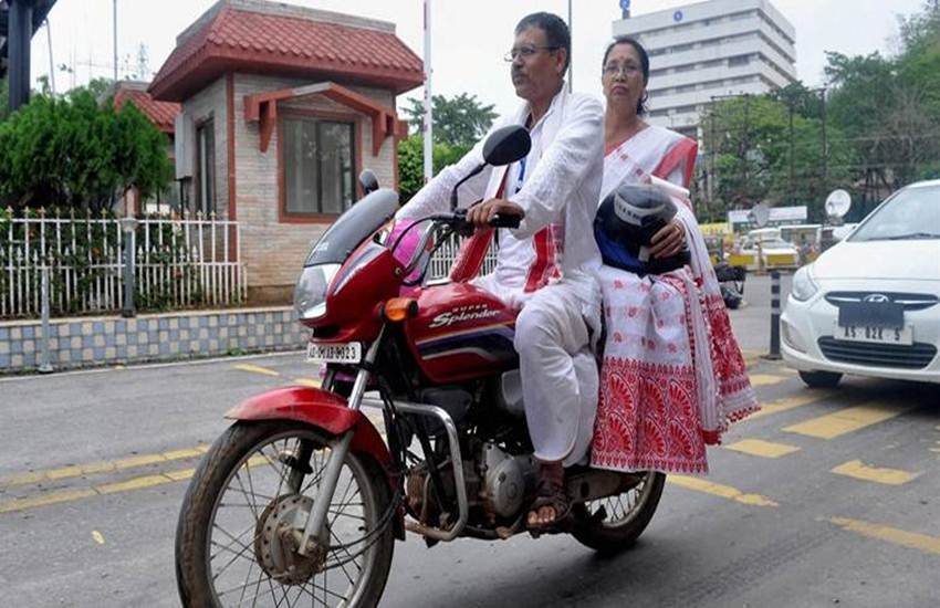 असम में कर्मचारी धोती-कुर्ता पहनकर पहुंचे कर्मचारी। (PTI Photo)