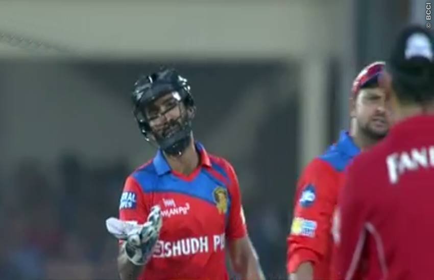 Dinesh Karthik, angry, umpire, David Warner, not out, ipl, ipl10