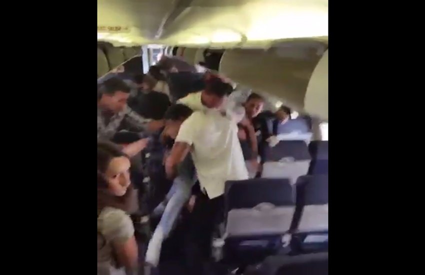 एक यात्री ने शिकायत की उसकी सीट के पीछे बैठी महिला बहुत देर से उसकी सीट के साथ छेड़खानी कर रही है। (Photo source: Video grab)