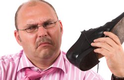 पैरों से आती है दुर्गंध तो आजमाकर देखें ये टिप्स