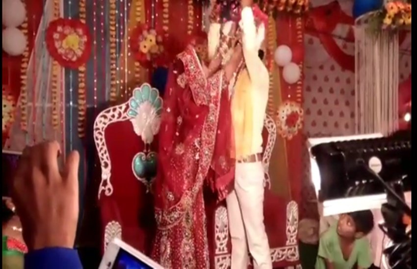 दोनों को जैसे ही फोटोग्राफर जयमाला एक दूसरे के गले में डालने के लिए कहता है, दोनों के बीच गुत्थम-गुत्था हो जाती है। (Photo Source: Video Grab)