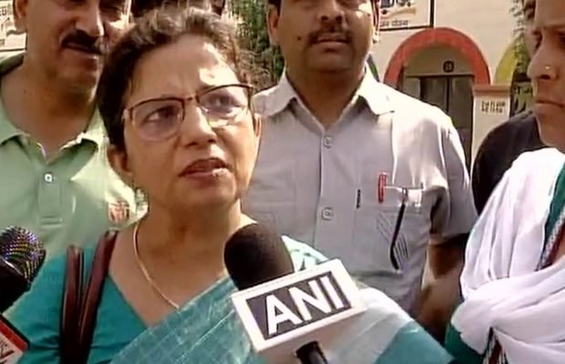 घटना की जानकारी देती स्कूल की वाइस प्रिंसिपल।