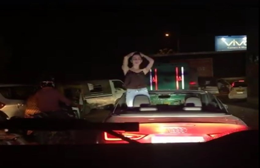 girl, girl dancing, girl dancing in open moving car, girl dancing on road in delhi, girl dancing in delhi, viral video, trending video, viral on social media