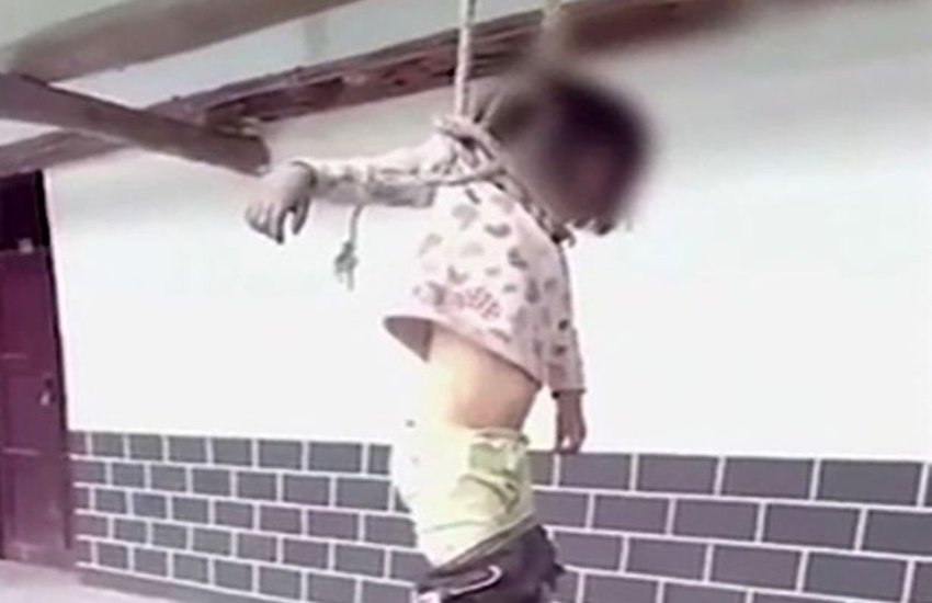 पिता ने बेटी को पीटने के बाद रस्सी से लटकाया। (Photo Source: Videograb) पिता ने बेटी को पीटने के बाद रस्सी से लटकाया। (Photo Source: Videograb)