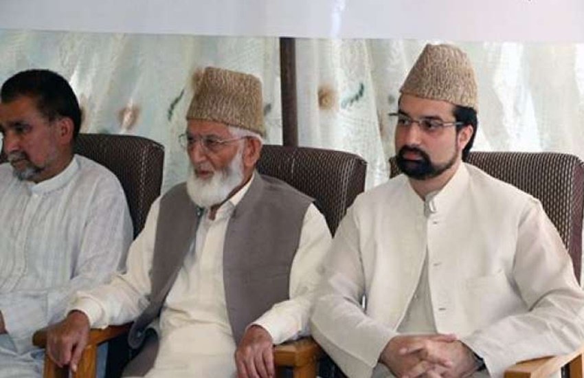 हुर्रियत नेता मीरवाइज उमर फारूख, सैय्यद अली शाह गिलानी के साथ। (फाइल फोटो)