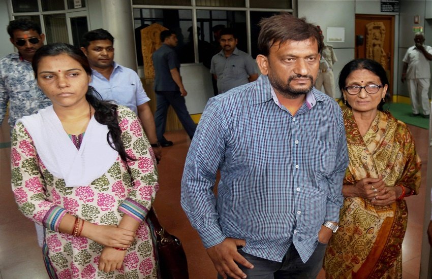 Anurag tiwari, ias Anurag tiwari, Karnatka cadre ias anurag tiwari, Uttar Pradesh, Chief Minister, Yogi Adityanath, Lucknow, VIP guest house, FIR, Hazratganj, Bahraich district, LDA vice chairman, IAS officer