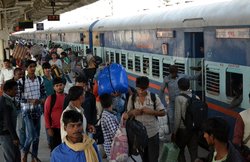 रेलवे में 11000 लोगों की नौकरियों पर खतरा, 17 जोन के जीएम को रेलवे बोर्ड से गई चिट्ठी