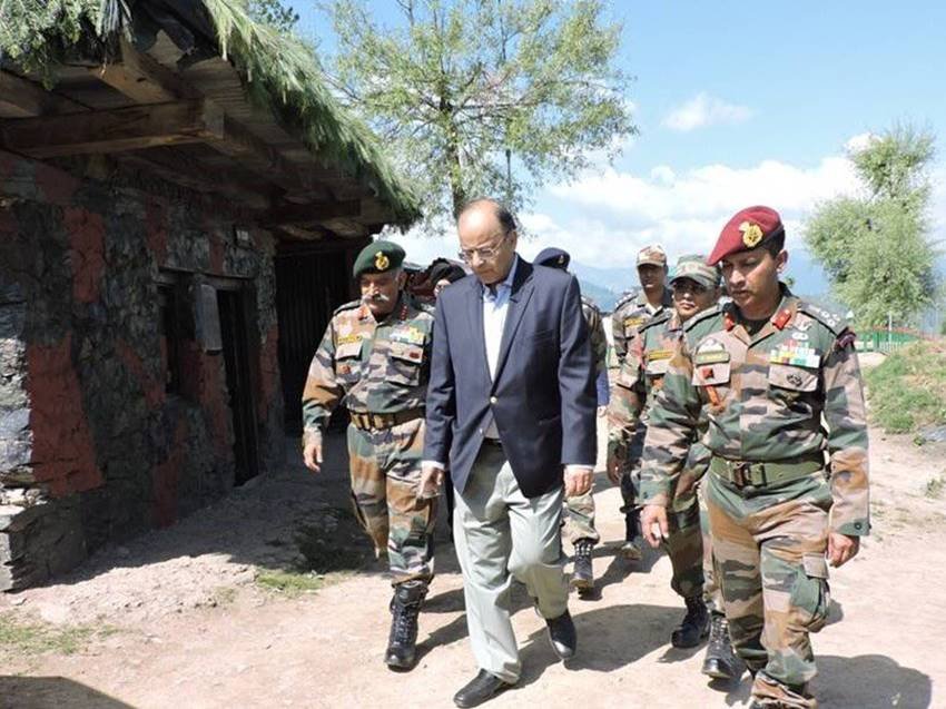 उन्होंने घाटी के उस जगह भी भ्रमण किया जहां पर वे अपनी जान जोखिम में डालकर ड्यूटी करते हैं। (Agency)