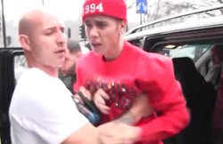 कॉन्ट्रोवर्सी और जस्टिन बीबर का है पुराना रिश्ता, देखिए वो पल जब कैमरा पर बिगड़ गए सिंगर