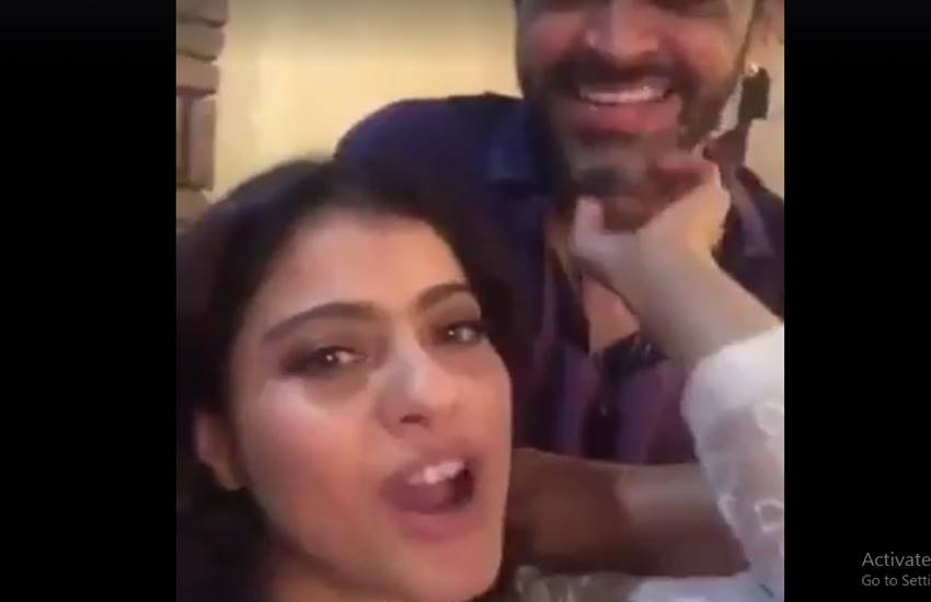 तस्वीर का इस्तेमाल अभिनेत्री काजोल के फेसबुक लाइव वीडियो से किया गया है।