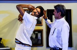 जिस पुतले के लिए उतार दिए थे कपड़े उसके साथ खड़े नजर आए कपिल देव