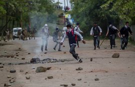 kashmir police stone