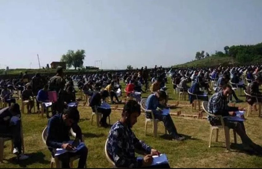 भारतीय सेना में सोल्जर जनरल ड्यूटी, टेक्निकल और कारीगरों के चयन के लिए सामान्य प्रवेश लिखित परीक्षा का आयोजन श्रीनगर और बारामूला जिले के पत्तन शहर में किया गया। (ANI Photo)
