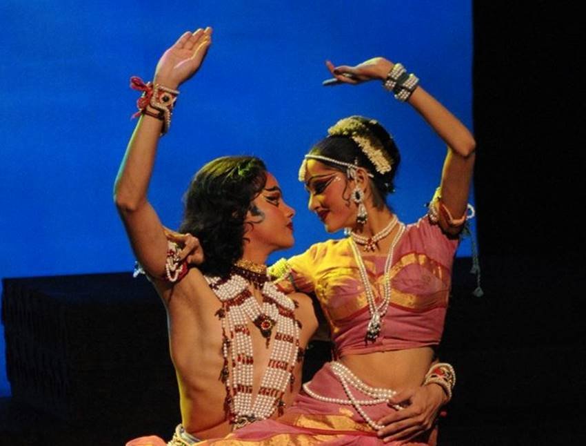 सत्तर के दशक में गुरु केसी नायक द्वारा परिकल्पित खजुराहो नृत्य नाटिका अन्यतम है। इसे मयूरभंज छऊ शैली में पिरोया गया। 