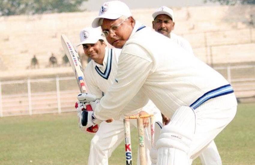 क्रिकेट के मैदान में मौके की ताक में लालू यादव।
लालू यादव ने इसे ट्विटर पर शेयर किया था। 