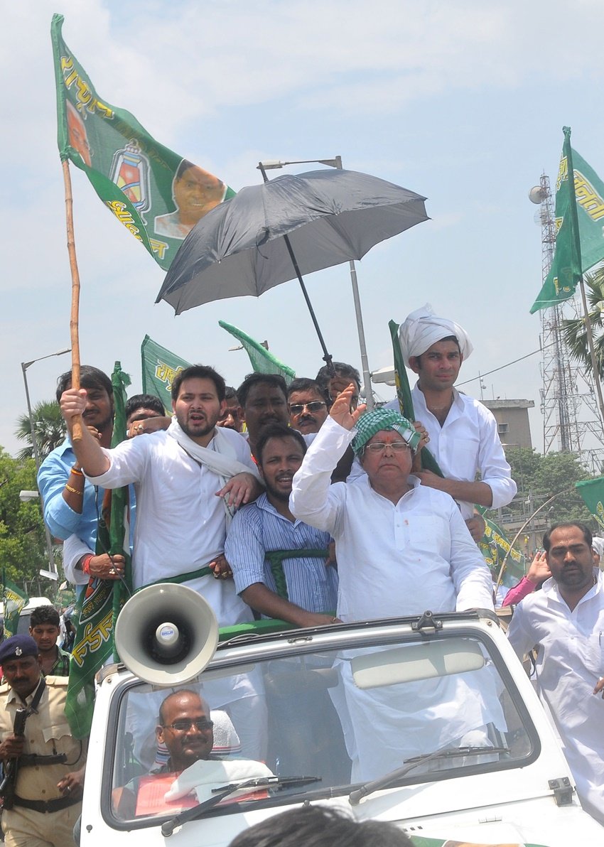 अपने दोनों बेटों तेजस्वी और तेज प्रताप के साथ लालू यादव। (एक्सप्रेस फोटो)