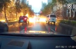 वीडियो: चीन की सड़कों पर अचानक हुई अंगारों की ‘बारिश’, देखकर हैरान रह गए लोग