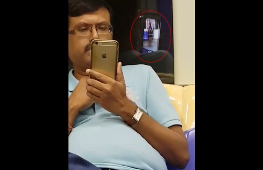 वीडियो बना रहे शख्स को यह पता ही नहीं चला कि लड़की ने उसकी यह करतूत अपने कैमरे में रिकॉर्ड कर ली है। (Source: Video Grab) वीडियो बना रहे शख्स को यह पता ही नहीं चला कि लड़की ने उसकी यह करतूत अपने कैमरे में रिकॉर्ड कर ली है। (Source: Video Grab)