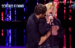 Video: टैलेंट शो पर गाना गा रही थी लड़की, डांसर आया और इधर-उधर छूने लगा