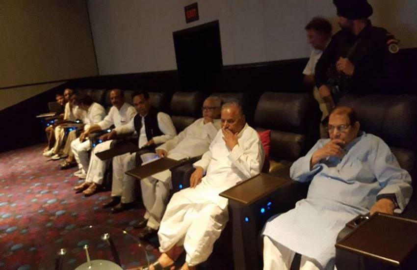 सिनेमा हॉल में करीबियों के साथ बाहुबली 2 देखते मुलायम सिंह यादव। (फोटो- न्यूज 18)