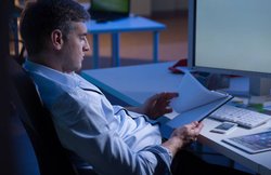 नाइट शिफ्ट में काम करना है “खतरनाक”, बढ़ सकता है लीवर का आकार