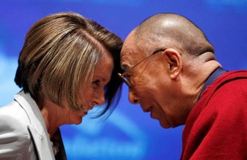 प्रतिनिधि सभा की पूर्व अध्यक्ष पेलोसी लंबे से मिलीं तिब्बती आध्यात्मिक नेता दलाई लामा।(Reuters) प्रतिनिधि सभा की पूर्व अध्यक्ष पेलोसी लंबे से मिलीं तिब्बती आध्यात्मिक नेता दलाई लामा।(Reuters)