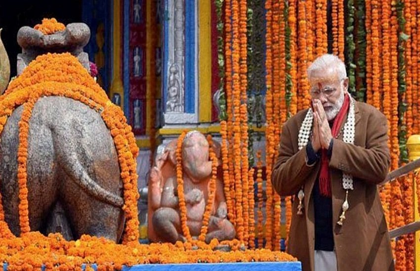 केदारनाथ मंदिर में पीएम नरेंद्र मोदी। (फोटो-पीटीआई)