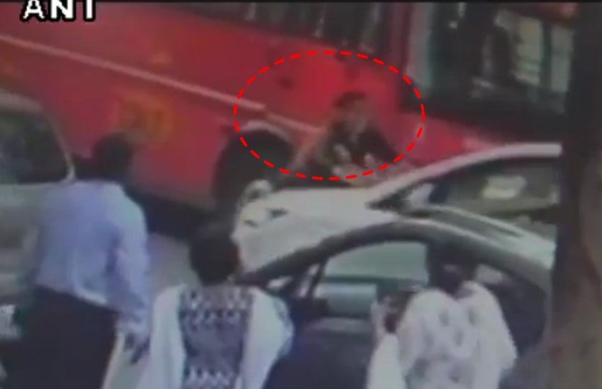 जिस पुलिसवाले पर यह आरोप लगा है उसका नाम रमेश अवाटे है।