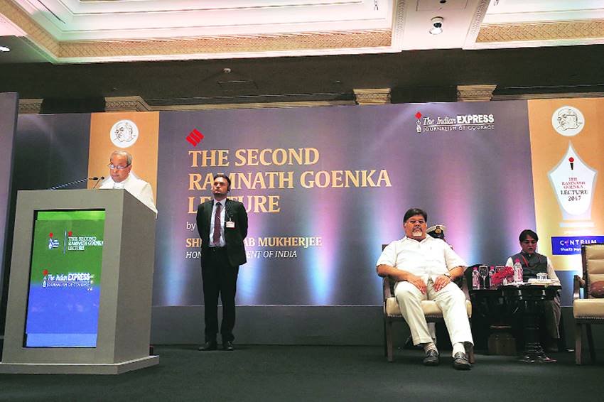 द्वितीय रामनाथ गोयनका व्याख्यान में गुरुवार को राष्ट्रपति प्रणब मुखर्जी ने कहा, ‘सत्ता में बैठे लोगों से सवाल पूछने का अधिकार राष्ट्र के ‘संरक्षण’ की बुनियाद है, खासतौर से ऐसे समय में जब सबसे ऊंची आवाज में बोलने वालों के शोर में असहमति की आवाजें डूब रही हैं। द्वितीय रामनाथ गोयनका व्याख्यान में गुरुवार को राष्ट्रपति प्रणब मुखर्जी ने कहा, ‘सत्ता में बैठे लोगों से सवाल पूछने का अधिकार राष्ट्र के ‘संरक्षण’ की बुनियाद है, खासतौर से ऐसे समय में जब सबसे ऊंची आवाज में बोलने वालों के शोर में असहमति की आवाजें डूब रही हैं।