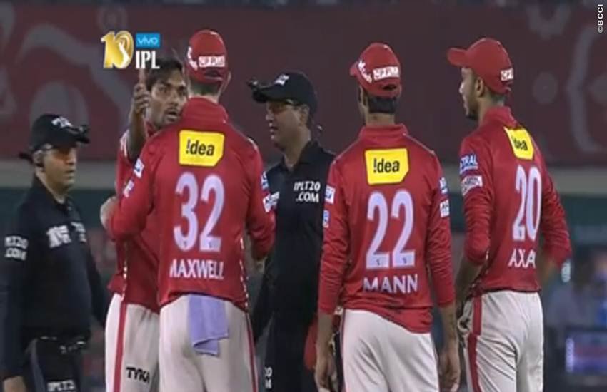 fight, Sandeep Sharma, umpire, ipl 10, Glenn Maxwell, royal challengers bangalore, kings xi punjab
