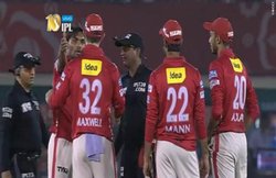 VIDEO: आईपीएल मैच के दौरान हुई बड़ी गड़बड़ी, अंपायर से भिड़ पड़े खिलाड़ी