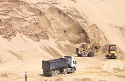 उत्तर प्रदेश: रेत ले जा रहे ट्रकों से पुलिसकर्मी कर रहे थे वसूली, आईपीएस ने रोका तो हाथ-पैर तोड़ दिए