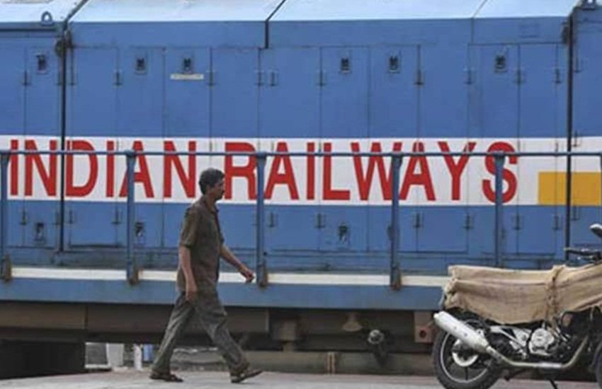 रेल के पास से गुजरता शख्स। (प्रतीकात्मक तस्वीर)