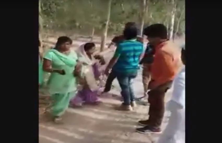 वीडियो में 14 लड़के दो महिलाओं से छेड़छाड़ करते दिख रहे हैं। (image Source: Youtube) वीडियो में 14 लड़के दो महिलाओं से छेड़छाड़ करते दिख रहे हैं। (image Source: Youtube)