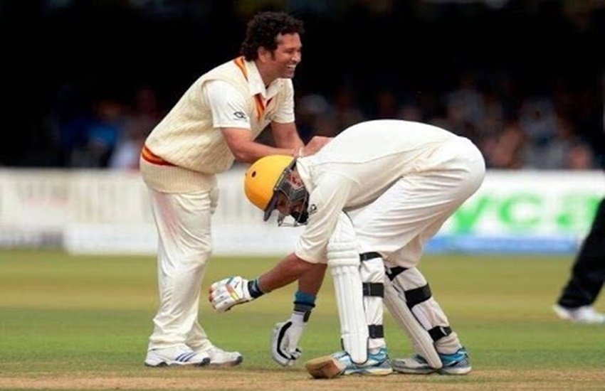 सचिन तेंदुलकर के पैर छूते युवराज सिंह। (Photo Courtesy: Star Sports)