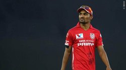 IPL: नो-बॉल को लेकर अंपायर से भिड़े KXIP के संदीप शर्मा, लगा मैच फीस का 50 फीसदी जुर्माना
