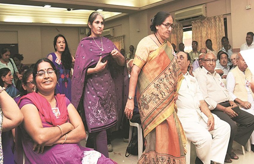 माता-पिता एवं वरिष्ठ नागरिक कल्याण कानून 2007 के मुताबिक वरिष्ठ नागरिक भारत का वह नागरिक है जो 60 साल और इससे अधिक उम्र का है।