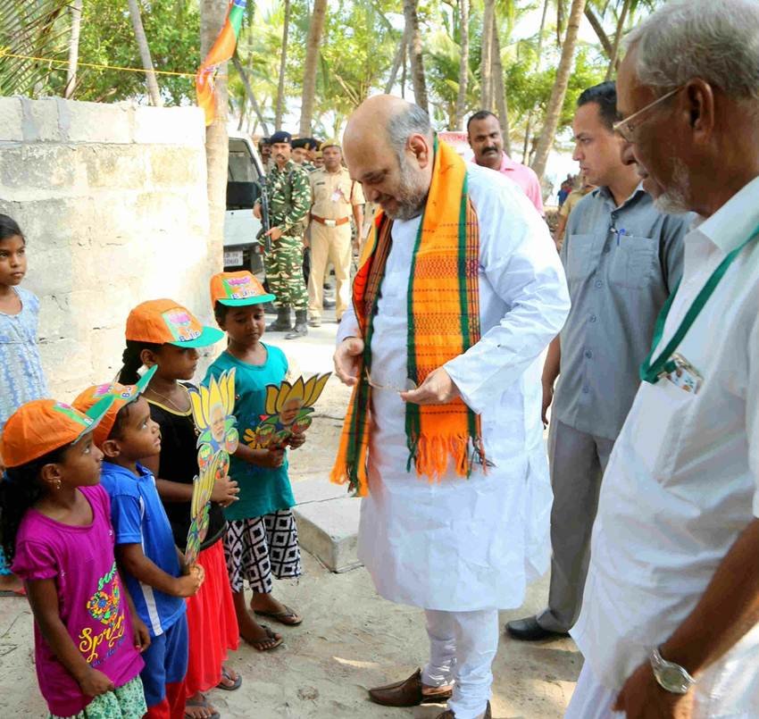 androth island shah,Madhya Pradesh,Lok Sabha,Amit Shah, BJP Door To Door campaign, BJP mass contact programme, Amit Shah, Amit Shah lunch At fisherman house