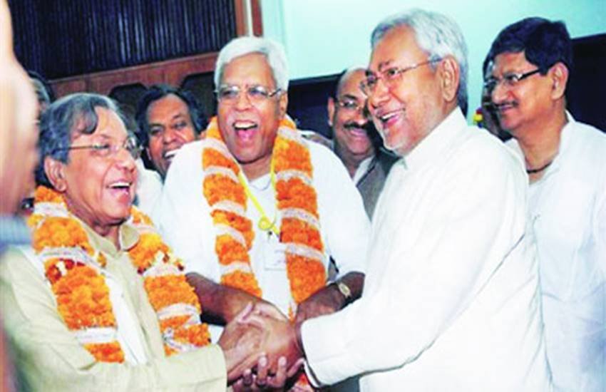 नीतीश कुमार के साथ शिवानंद तिवारी ।