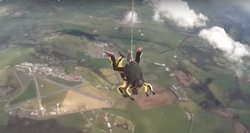 101 साल के बुजुर्ग ने 15,000 फीट की ऊंचाई से स्काईडाइव कर बनाया विश्व रिकॉर्ड