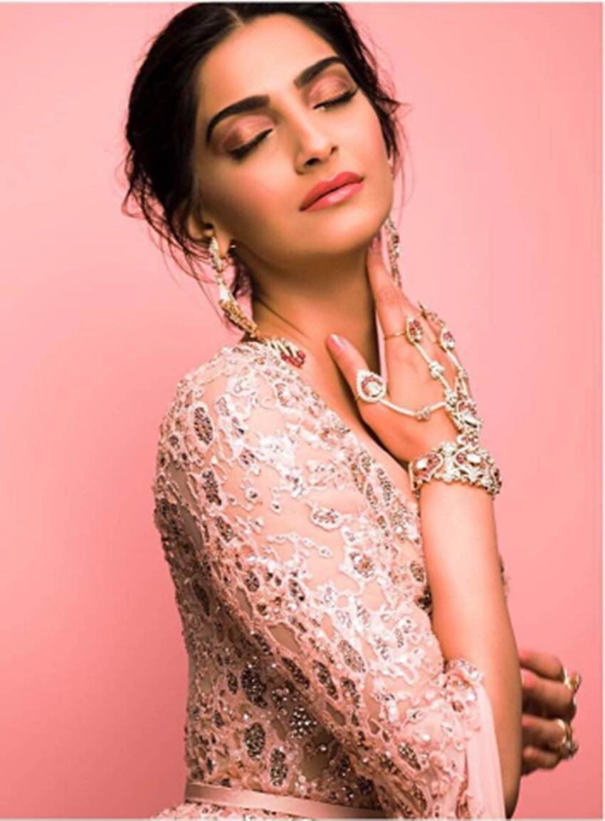 sonam kapoor, cannes 2017, sonam kapoor cannes, sonam kapoor cannes day 6, sonam kapoor red carpet, sonam at cannes, sonam kapoor cannes photo, sonam kapoor red carpet cannes, sonam kapoor news, sonam kapoor latest updates, entertainment news,