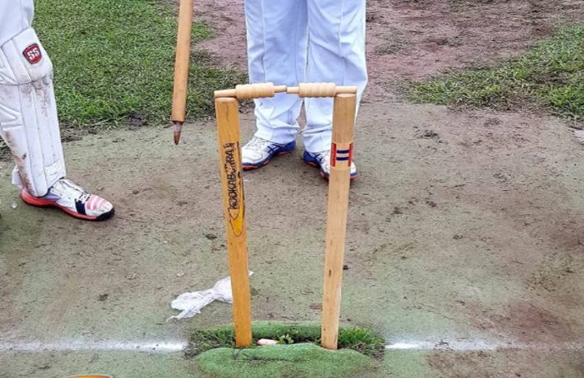 स्टंप पर कुछ इस तरह टिकी रह गईं बेल्स (photo courtesy: MyCricket) स्टंप पर कुछ इस तरह टिकी रह गईं बेल्स (photo courtesy: MyCricket)