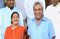 सुषमा स्वराज के प्रस्ताव पर उनके पति के व्यंग्य के कायल हो गए यूजर्स, बोले-कॉफी विद करन में जाइए दोनों